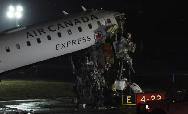 ნიუ-იორკის ლაგუარდიას აეროპორტში Air Canada-ს თვითმფრინავი სახანძრო მანქანას შეეჯახა, რის შედეგადაც ორი პილოტი დაიღუპა