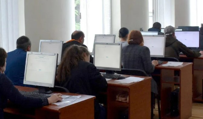 მასწავლებლებსა და მასწავლებლობის მსურველებს სამი საგნის გამოცდაზე გასვლის შესაძლებლობა ეძლევათ