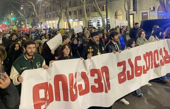 ილიას სახელმწიფო უნივერსიტეტთან შეკრებილები საპროტესტო მსვლელობას მართავენ
