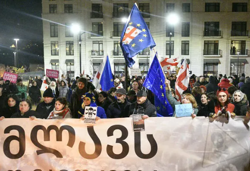 მომიტინგეები მთავრობის ადმინისტრაციასთან მივიდნენ - ისმის შეძახილები: „რუსებო“