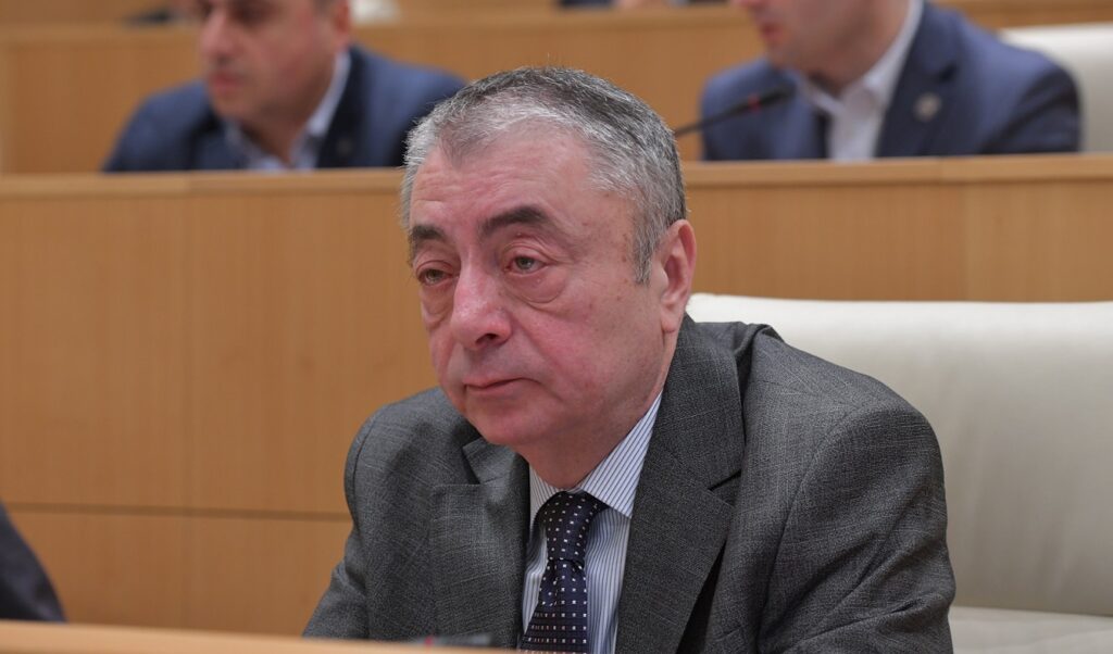 თენგიზ შარმანაშვილი  ბიძინა ივანიშვილის მიერ ალიევის  მიღებაზე: თუ სტუმარი ვინმე გამოჩენილ პირთან მიდის, მასპინძელი ხვდება თავის სახლში და იქ ყოფნის დროს მასპინძელია პრიორიტეტული ფიგურა, მნიშვნელობა არა აქვს ბიზნესმენთან მივა  თუ ფეხბურთელთან, მასპინძელი მასპინძელია