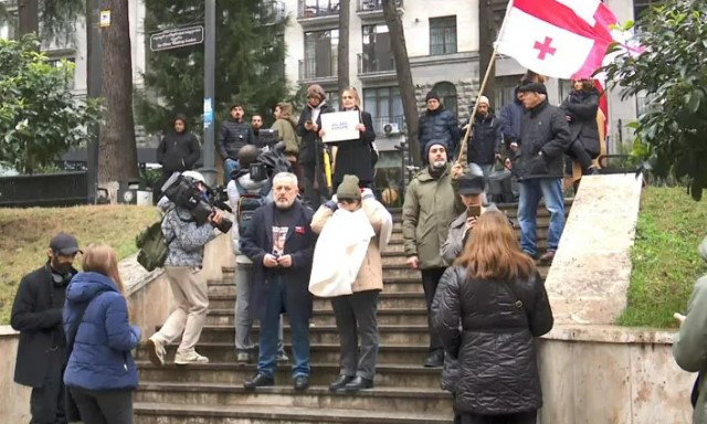 პარლამენტთან საპროტესტო აქცია მიმდინარეობს