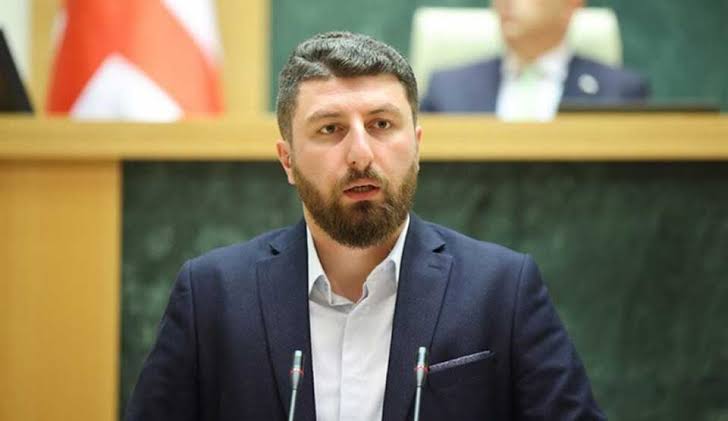 არჩილ გორდულაძე: ბიძინა ივანიშვილმა ხელისუფლება მთლიანად კობახიძის გუნდს - პრაქტიკულად მთავრობისა და ძალოვანების ახალ შემადგენლობას გადასცა. გუშინ გავრცელებულ კადრებსაც ვერ ვნახავდით, ამ ახალ გუნდს რომ არ გამოევლინა და მოძალადეები არ დაესაჯა სამაგალითოდ