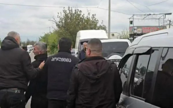 შსს-ს ინფორმაციით, მარნეულში პოლიციასა და ფერმერებს შორის დაპირისპირებისას დაკავებული ორივე პირი ხელწერილის საფუძველზე გაათავისუფლეს
