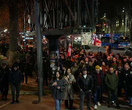 პარლამენტის მიმართულებით საპროტესტო მსვლელობა მიმდინარეობს