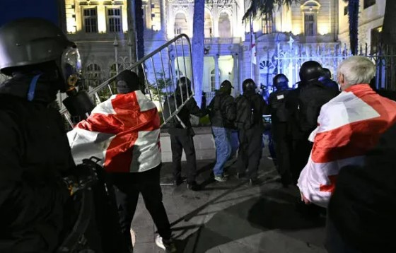 4 ოქტომბრის მოვლენებისას დაშავებული დეტექტივი - ხელების, ფეხების ჩარტყმა, ბოთლების, ფილების სროლა დამიწყეს, ფორმა შემომახიეს