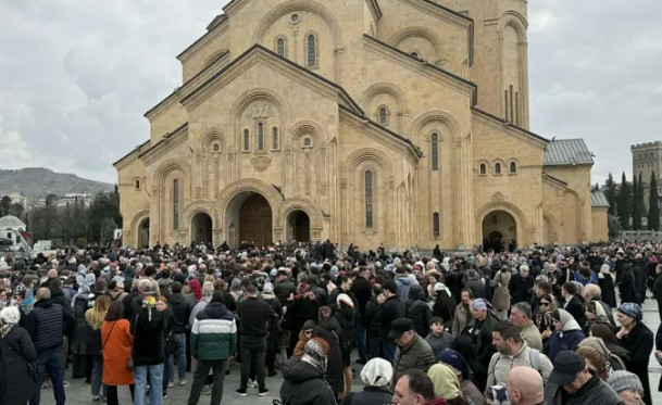 სამების ტაძარში ილია მეორის სამოქალაქო პანაშვიდი გრძელდება