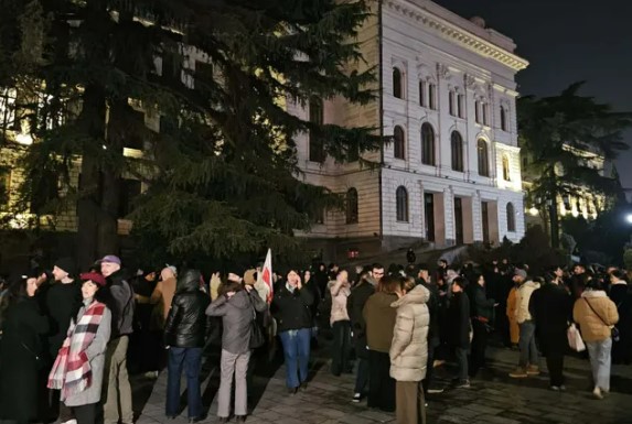 თსუ-სთან აქცია ლოზუნგით - „დაიცავი განათლება“ მიმდინარეობს