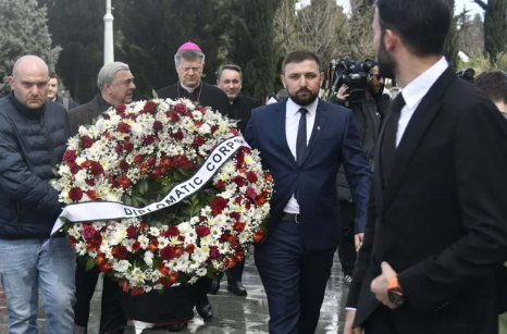 სამების საკათედრო ტაძარში, კათოლიკოს-პატრიარქის პანაშვიდზე ვატიკანის დელეგაცია მივიდა