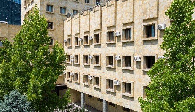 საქართველოს პროკურატურამ მარნეულის მუნიციპალიტეტში მომხდარი ჯგუფურად ჯანმრთელობის დაზიანების ფაქტზე  ქენან ისმაილოვს ბრალდება წარუდგინა.
