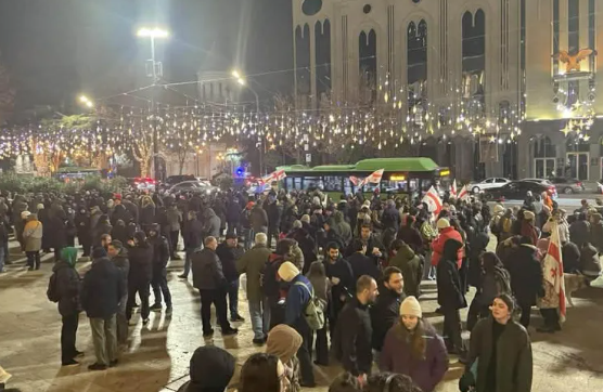 პარლამენტთან საპროტესტო აქცია მიმდინარეობს